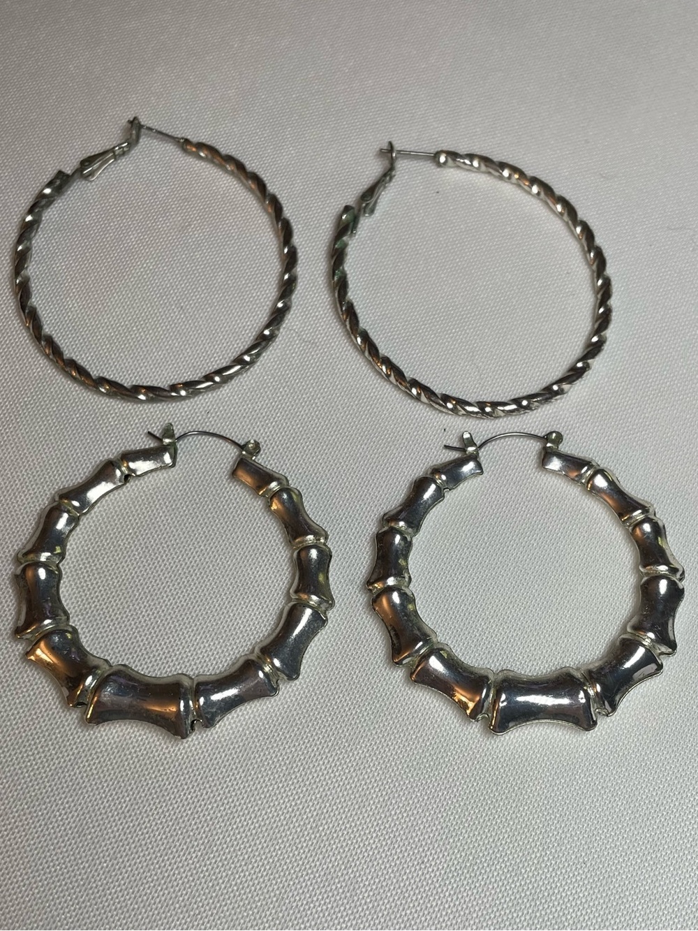 🔥 2-Pair Silver-Tone Hoop Earrings – Twisted & Bamboo Style